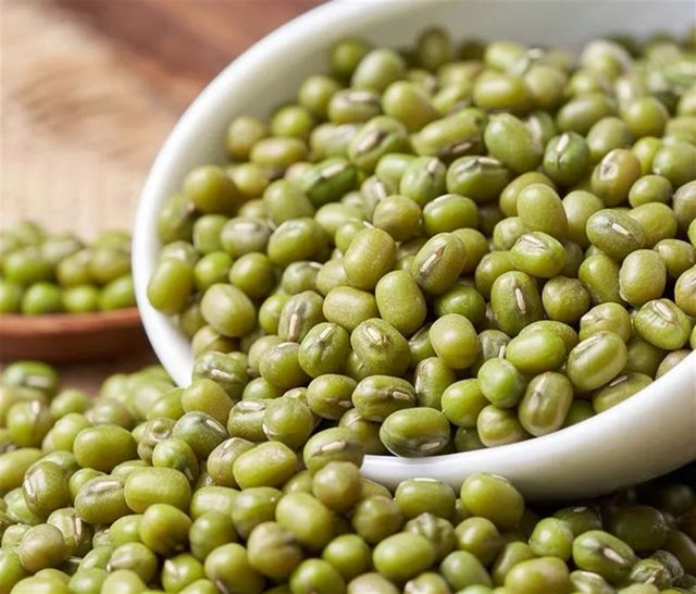 绿豆糕怎么做？这样制作做好后绵软细腻不发粘香甜不腻口(图2)