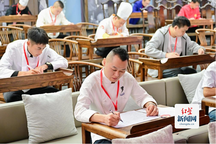 提高烹饪技艺水平 促进美食之都建设——2024年锦江区中式烹调师技能比赛举行(图2)