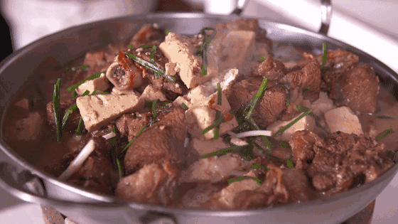 美食背后的匠心与传承——《老家的味道》让美食成为文化传承助推器(图1)