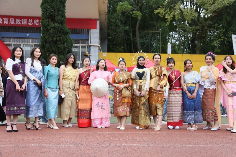 贵州民族大学开展“东南亚美食文化节暨中华优秀传统文化展”美育实践活动(图1)