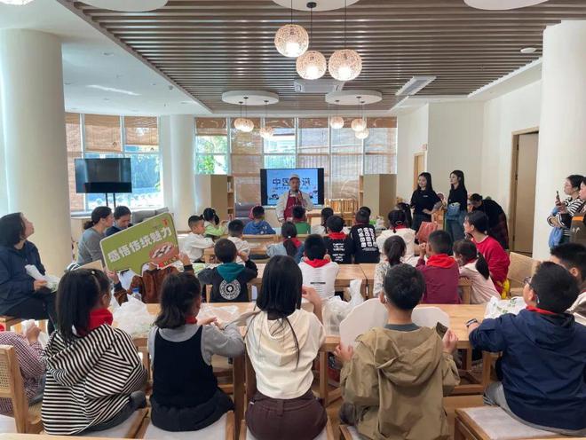 崇州红领巾丨亲子制作叶儿粑探索崇州传统美食(图1)