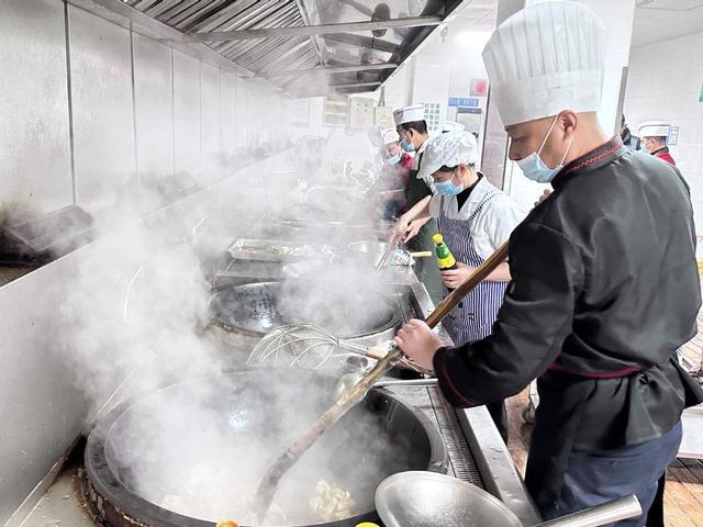 南京栖霞：食品安全进校园 强化管理提高安全意识(图2)