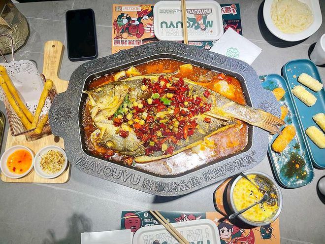 尝鲜必点！新疆馕坑烤全鱼！试过才是真爱！让你爱上新疆美食！(图2)