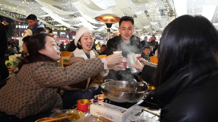 千人火锅宴热辣迎新年！2024达州市通川区首届火锅节举行(图1)
