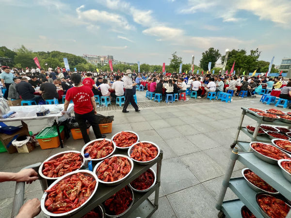 共促美食文化传承！青岛市崂山餐饮行业协会与日照、江阴两地餐饮界举行“寻味考察之旅”友好交流活动(图1)