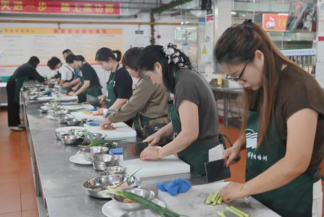 深圳宝山技校2024年坪山区粤菜师傅第一期公益培训活动圆满举行(图3)