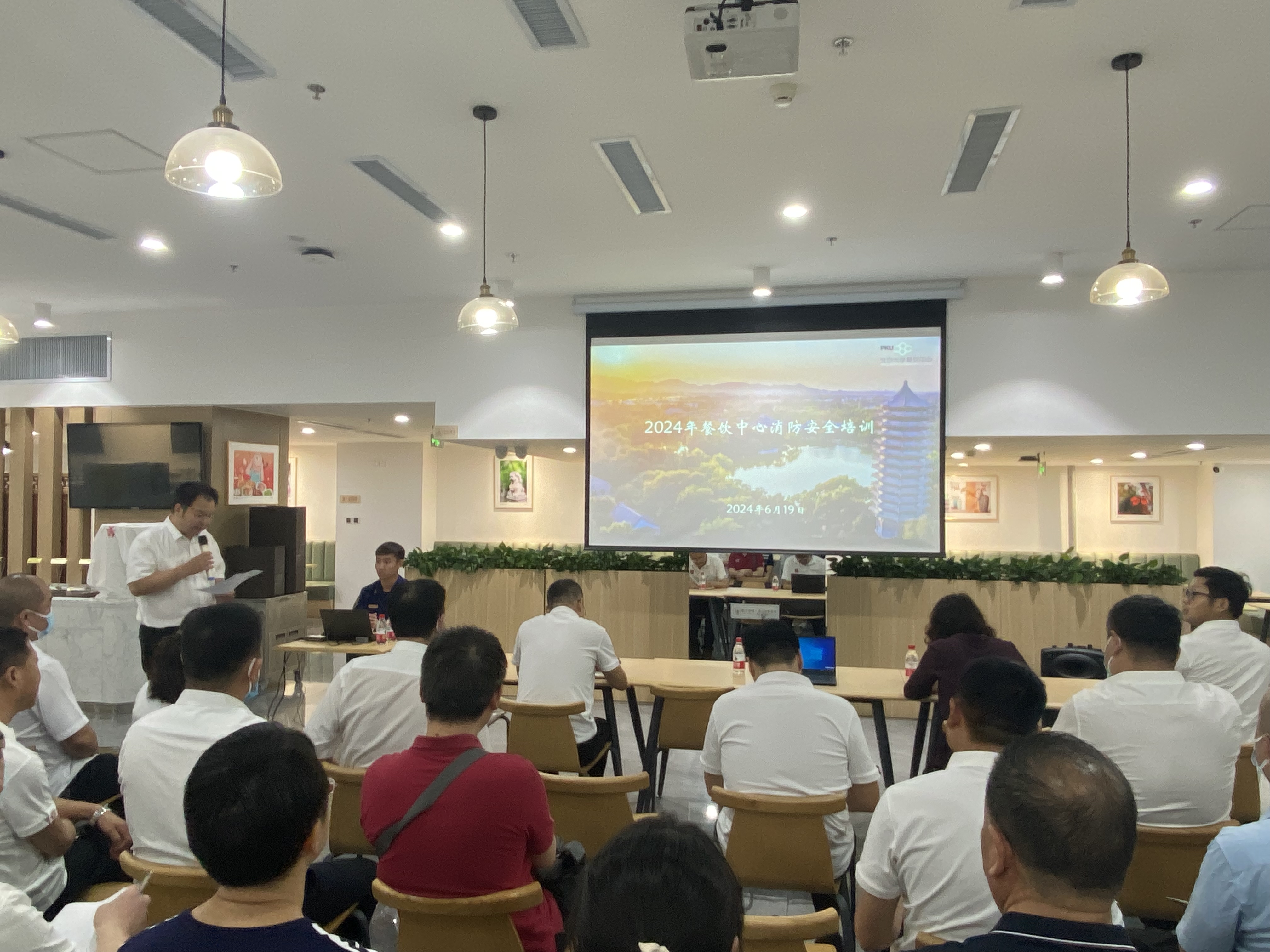 太原市杏花岭区开展餐饮服务食品安全操作规范及反餐饮浪费培训(图1)