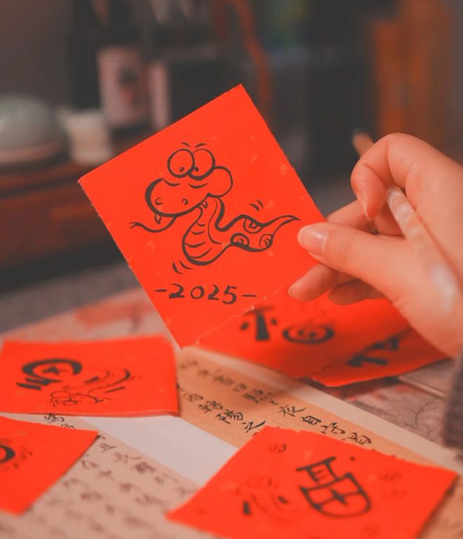 【烟火里的中国年】剪窗花、写福字、打糍粑、摊豆丝…传承年俗情趣享新年味(图6)
