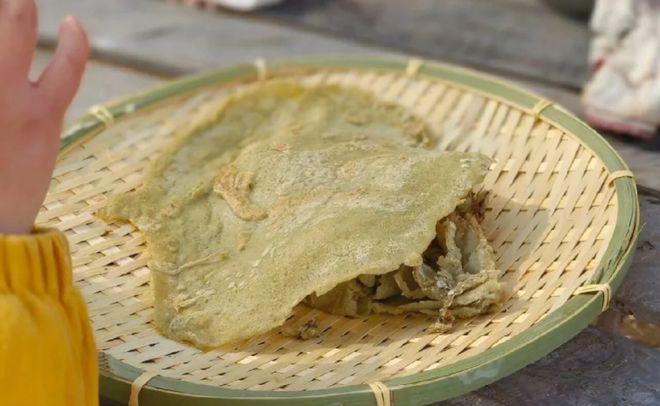 【烟火里的中国年】剪窗花、写福字、打糍粑、摊豆丝…传承年俗情趣享新年味(图7)