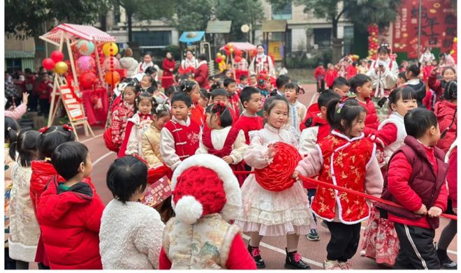 【烟火里的中国年】剪窗花、写福字、打糍粑、摊豆丝…传承年俗情趣享新年味(图8)
