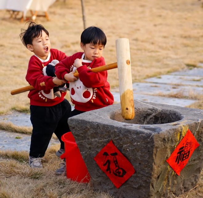 【烟火里的中国年】剪窗花、写福字、打糍粑、摊豆丝…传承年俗情趣享新年味(图9)