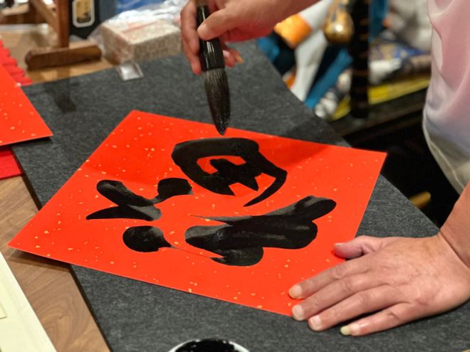【烟火里的中国年】剪窗花、写福字、打糍粑、摊豆丝…传承年俗情趣享新年味(图5)