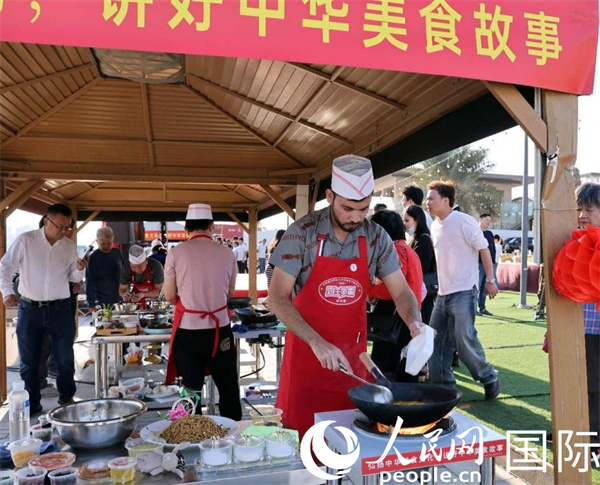 第三届阿联酋华侨华人中华美食烹饪大赛举行(图2)