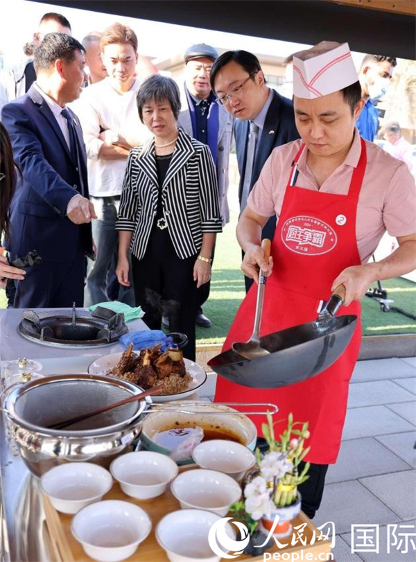 第三届阿联酋华侨华人中华美食烹饪大赛举行(图1)