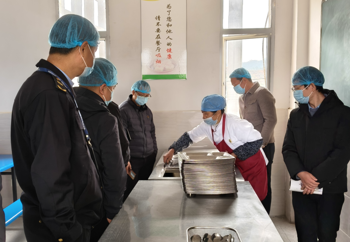 江西省兴国县市场监管局良村分局：提升管理者防控能力 筑牢校园餐安全防线(图1)