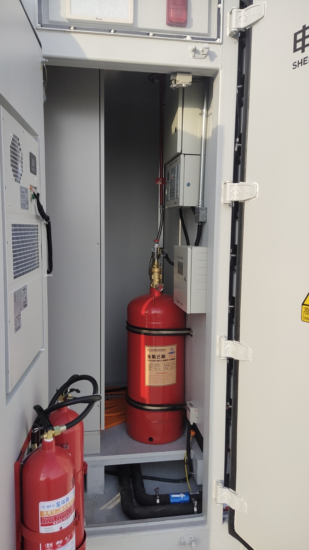 洛杉矶消防员没有消防车只能看火烧 资金短缺加剧救火难(图1)