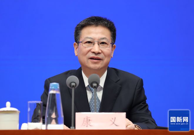 去年全年社会消费品零售总额487895亿元比上年增长35%(图1)