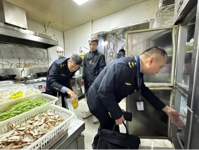 贵阳市市场监管局“双线联动”重拳出击护航网络餐饮安全(图1)