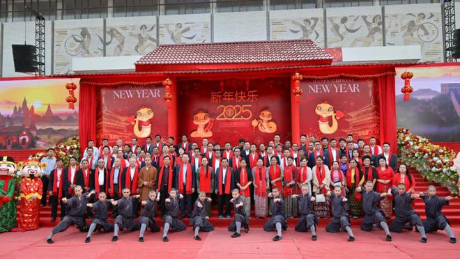 仰光年味浓！缅甸领导人敏昂莱和中国驻缅甸大使共同出席缅华侨界新春庆祝活动(图1)