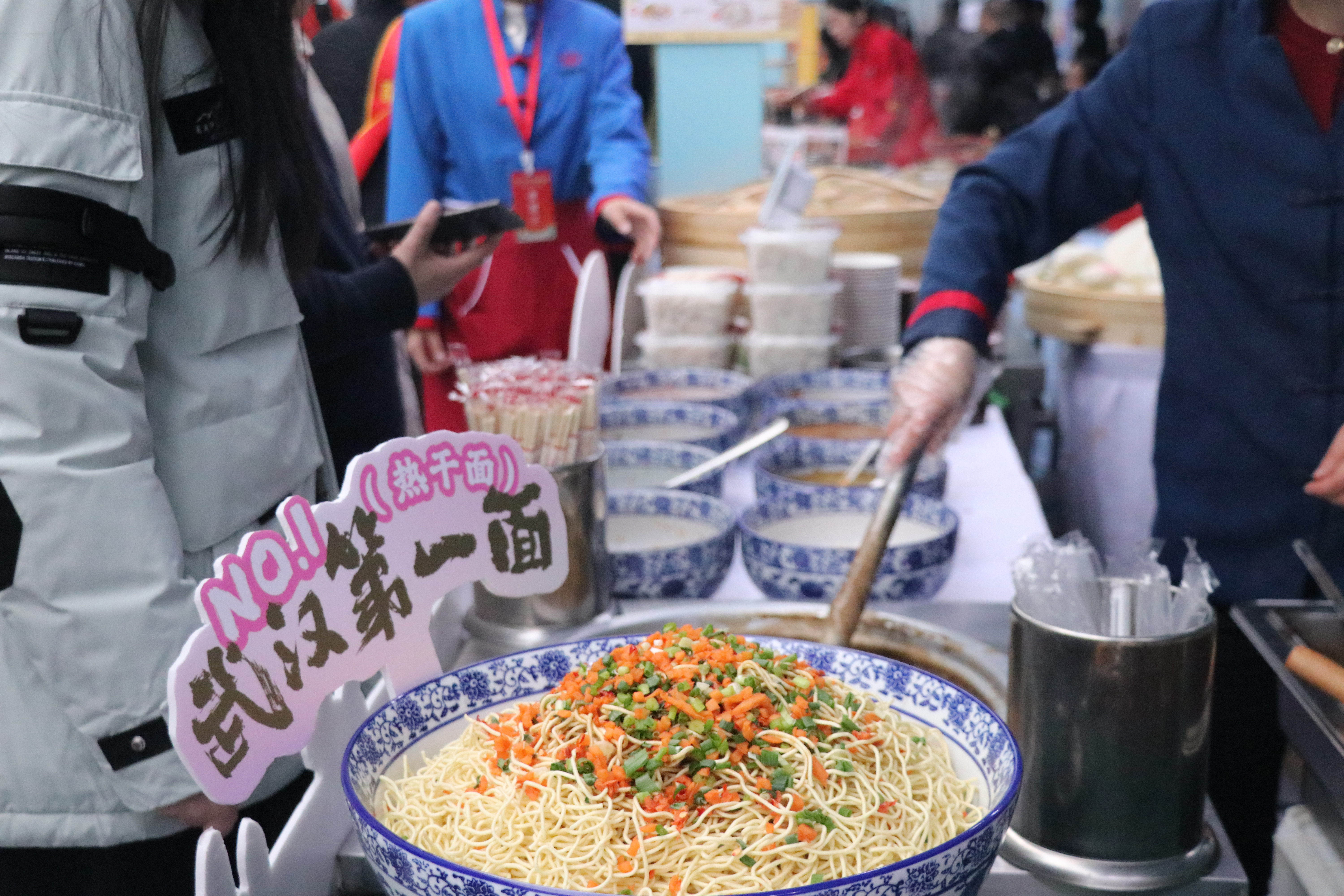 三天吃遍全球美食！2025年“中华美食荟”暨湖北服务消费季启动(图6)