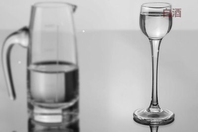 东北大吃饭喝白酒视频：传统美食与醉酒狂欢(图1)