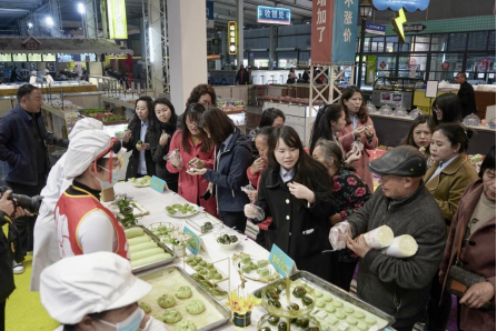 传统美食邂逅工业文旅 美心红酒小镇“百变青团”迎清明(图2)