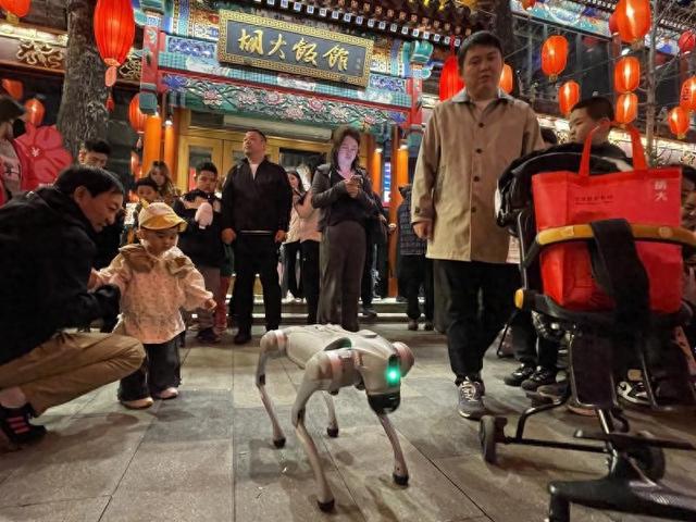 机械狗成“店宠”投喂顾客 餐饮数智化花样不断(图1)