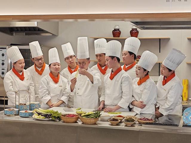 四川旅游学院烹食学院院长李想：借川菜立法东风育多元川菜人才｜院长来了(图2)