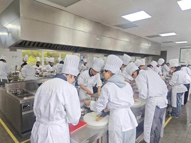 四川旅游学院烹食学院院长李想：借川菜立法东风育多元川菜人才｜院长来了(图5)