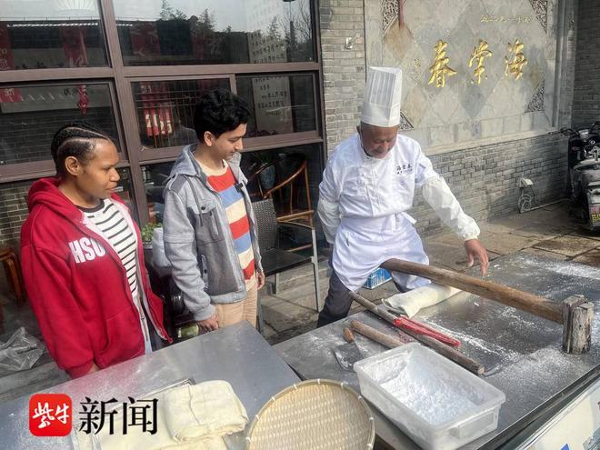 外籍友人体验泰州早茶 感受中华饮食文化的深厚底蕴(图1)