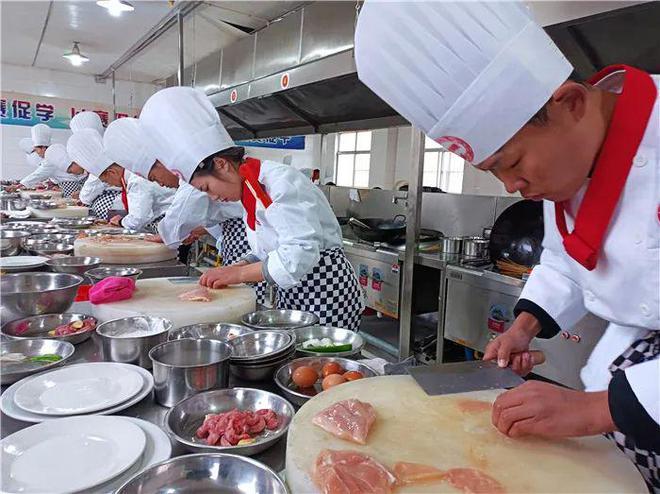 龙都中专烹饪专业：三二连读贯通升学路多元就业赋能新未来(图3)