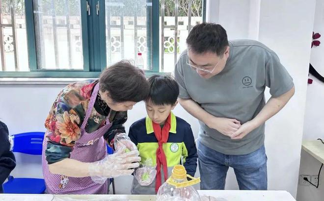 “青团飘香”里的传承与温情校社联动共绘文化新画卷(图1)