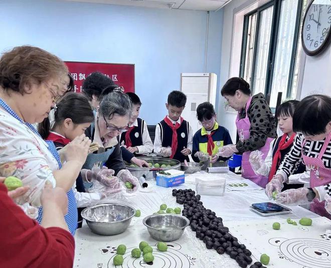 “青团飘香”里的传承与温情校社联动共绘文化新画卷(图2)