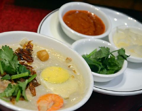 蒙自标准经营拓展过桥米线版图——米线牵古今 风味传中外(图1)