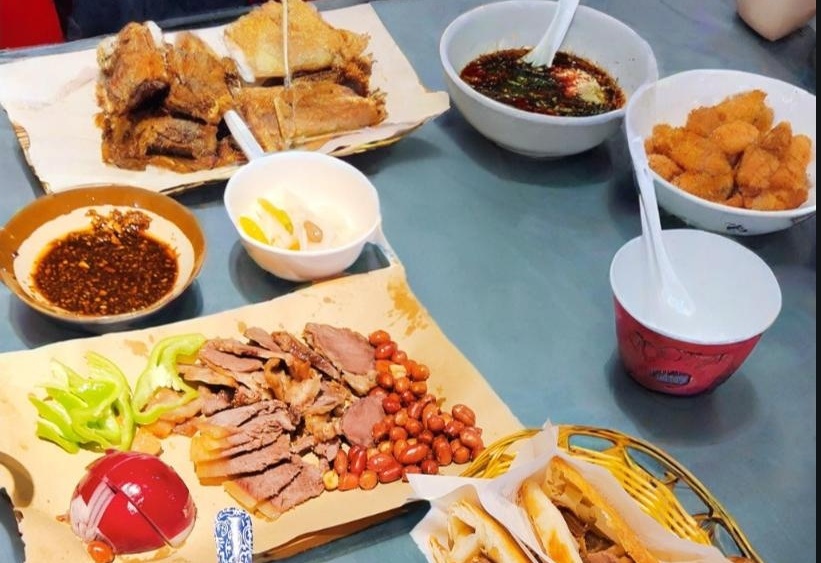 亲手制作客家酿豆腐坪东社区传承美食文化的温暖之旅(图1)