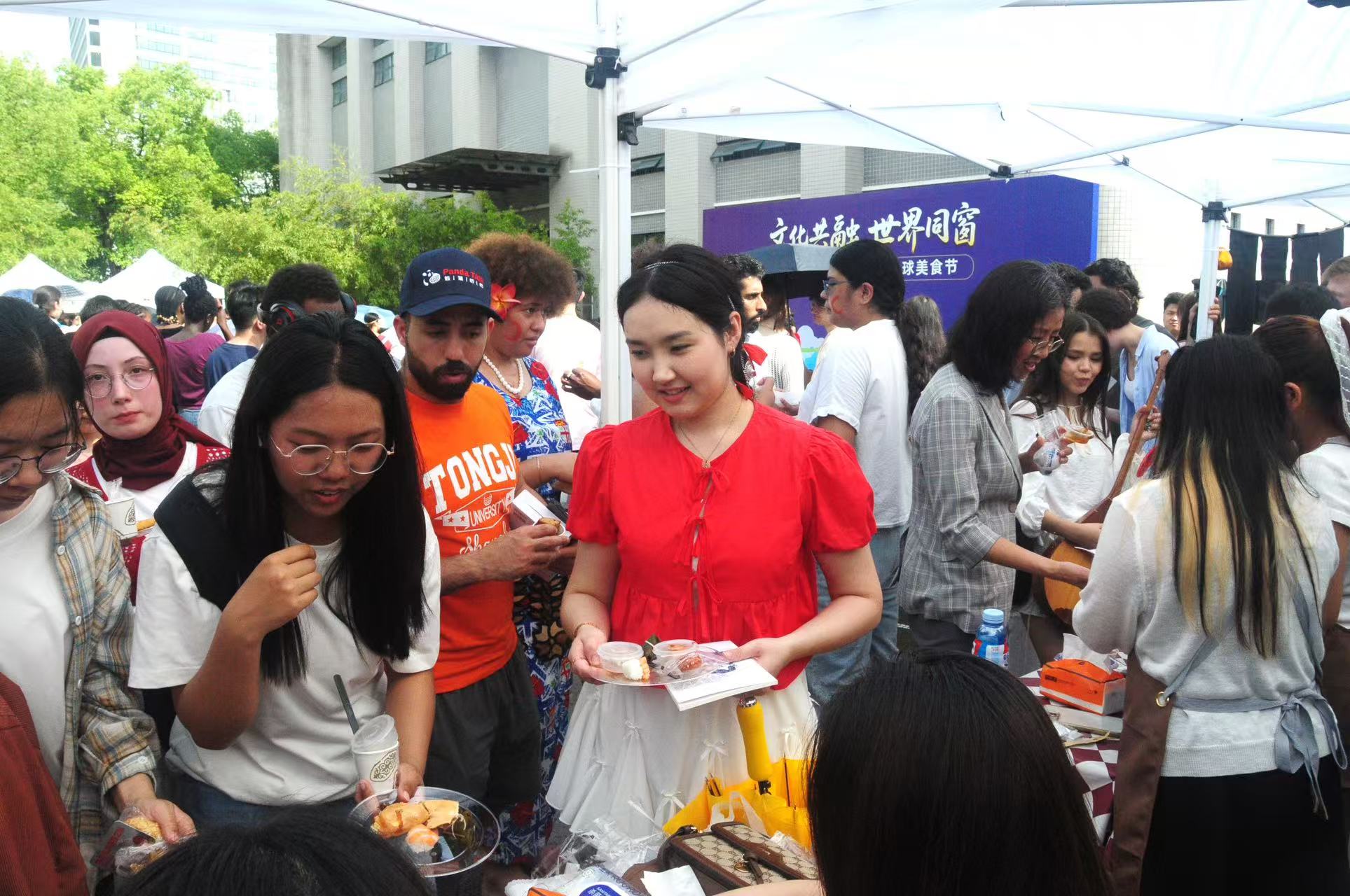 就在上海杨浦区校携手举办多国风情展暨全球美食节(图1)