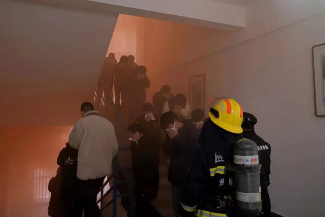 凌晨5点小区地下车库突发爆炸声！消防喷淋系统立大功(图1)