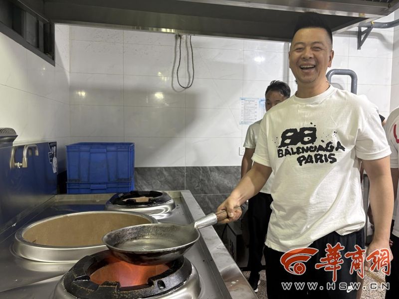西安北院门风情街餐饮老店通气了！秦华集团瓶改管守护古城烟火气(图1)