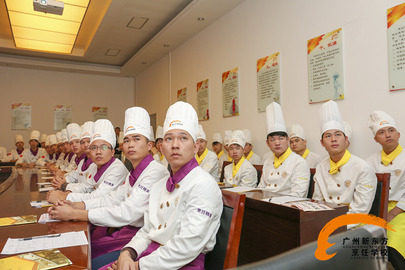眼见为“食” 尽“膳”尽美丨华大高中学生家长代表深入餐饮服务企业实地参观考察(图1)