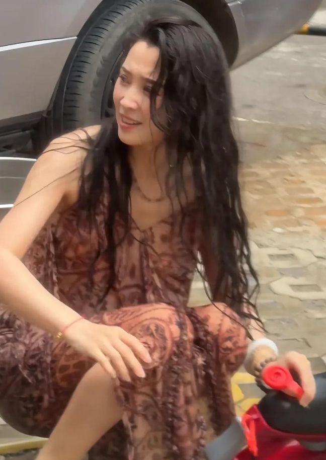 森林北泼水节被围攻湿发湿身暴露真实颜值没有网上说得漂亮(图1)