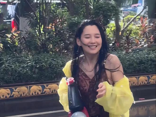 森林北泼水节被围攻湿发湿身暴露真实颜值没有网上说得漂亮(图4)