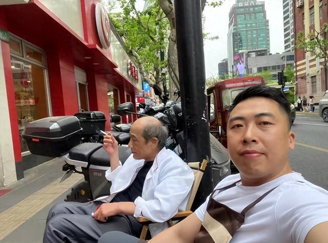 提“阿大葱油饼”：岁月沉淀下的烟火传承(图1)