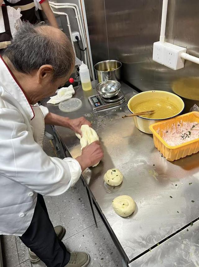 提“阿大葱油饼”：岁月沉淀下的烟火传承(图4)