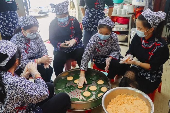 西江千户苗寨：深山夜市璀璨开街 开启美食文旅新体验(图1)
