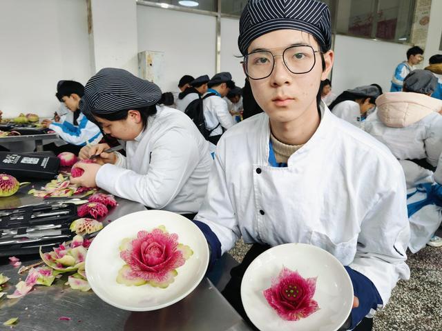 小伙中考720分高二转校职高学烹饪 庆幸自己选对了赛道(图2)