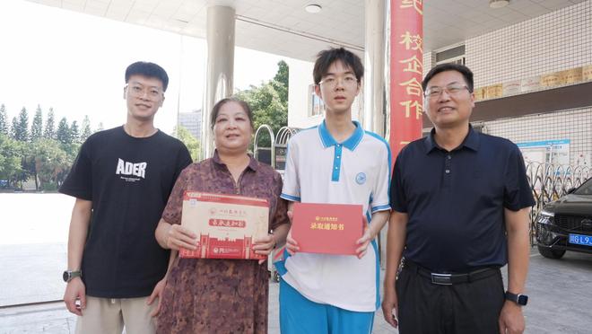 炒青椒土豆丝“出圈”的龚晟拿到心仪院校录取通知书：将好好规划大学生活不负期待(图1)