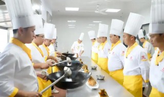 筑牢食安防线 守护舌尖安全——合肥幼儿师范教育中心开展厨房工作人员专场培训(图1)