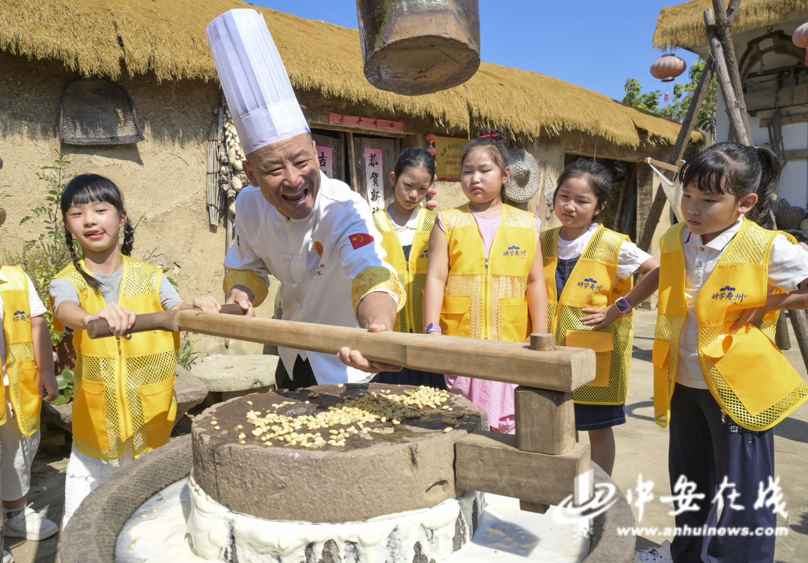 探秘千年技艺感悟匠心传承——暑期“非遗+研学”走进寿州豆腐宴(图1)