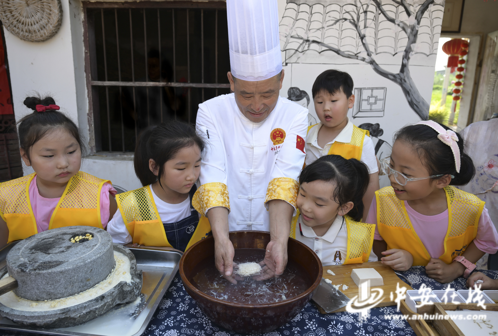 探秘千年技艺感悟匠心传承——暑期“非遗+研学”走进寿州豆腐宴(图2)
