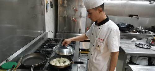 灶台连讲台 匠心续传承(图1)